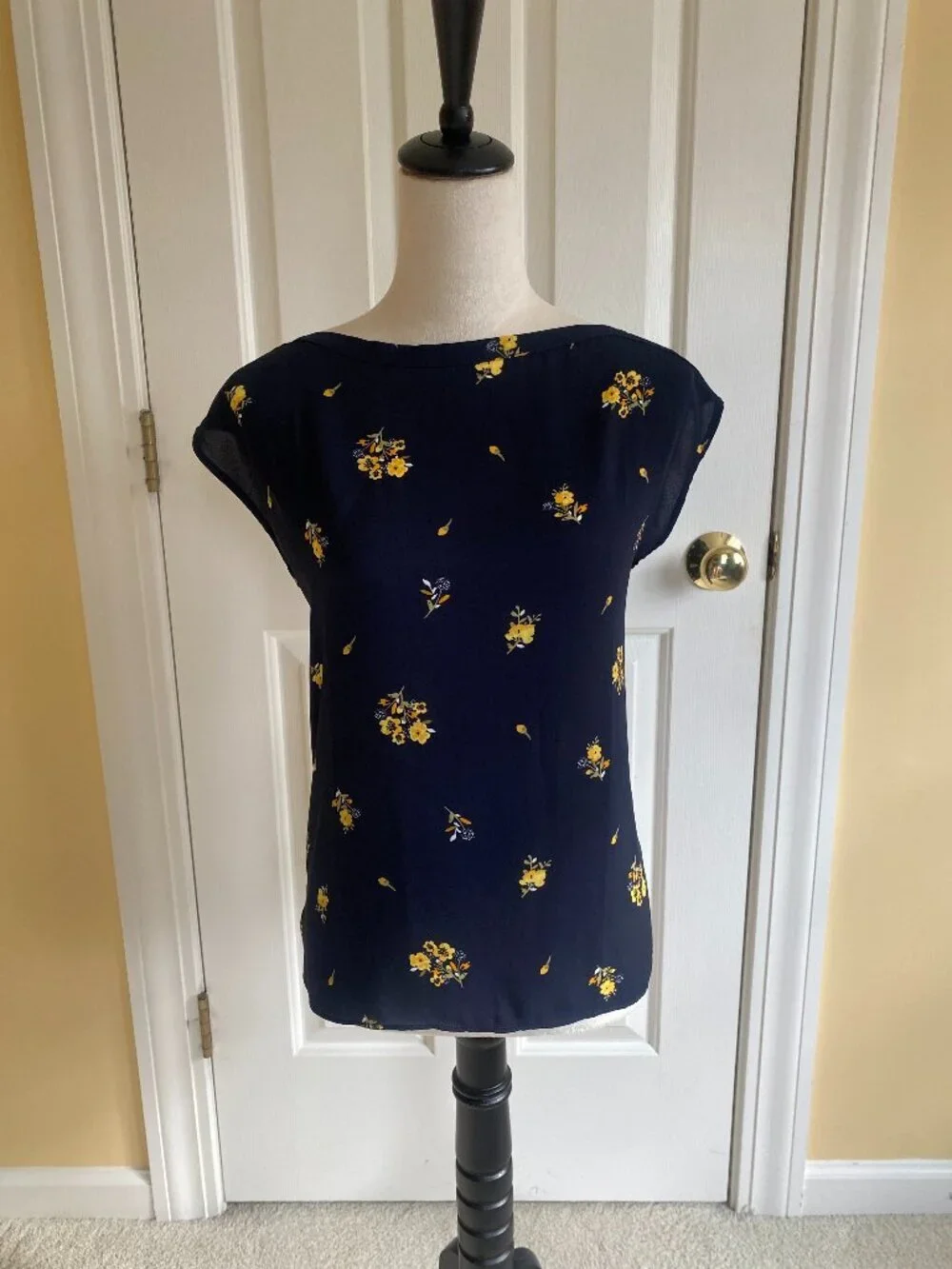 LOFT rayon poly navy yellow floral sleeveless shirt, sz XS/S